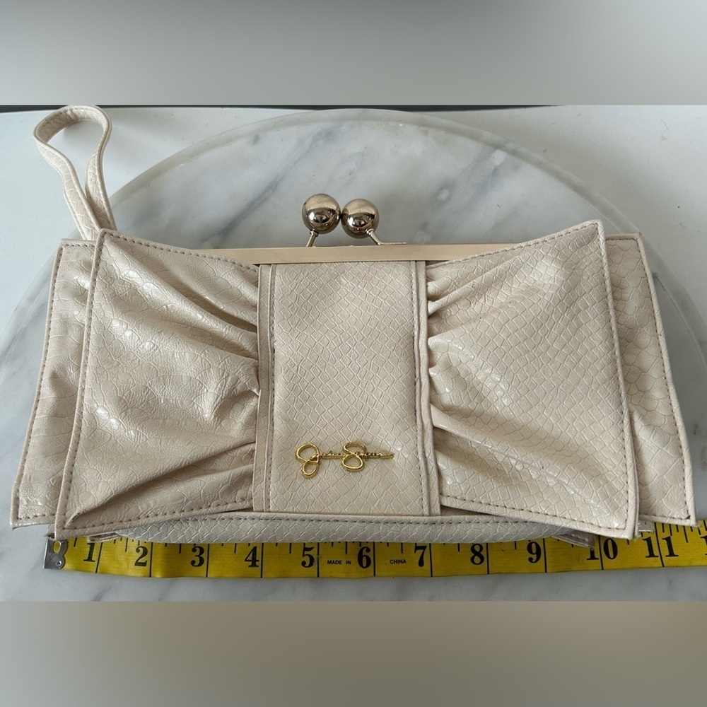 JESSICA SIMPSON BEIGE KISS LOCK, EMBOSSED FAUX CROCODILE WRISTLET. GOLD HARDWARE - Picture 4 of 9